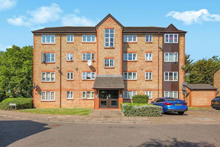 2 Bedroom Flat For Sale In Cygnet Close, London, NW10