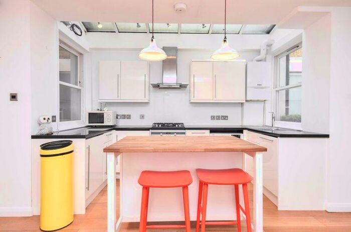 2 Bedroom Ground Flat To Rent In Cavendish Road, London, SW12