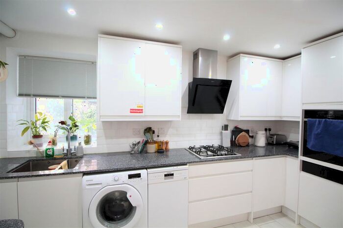 2 Bedroom Flat To Rent In Brixton Hill, London, SW2