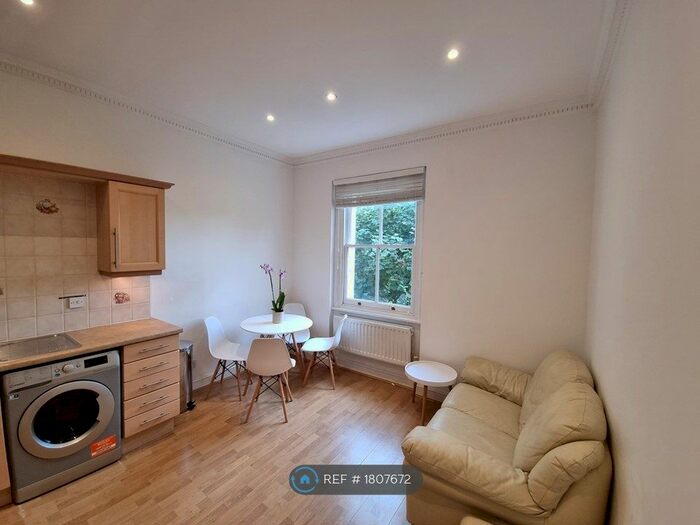 2 Bedroom Flat To Rent In Cambridge Gardens, London, W10