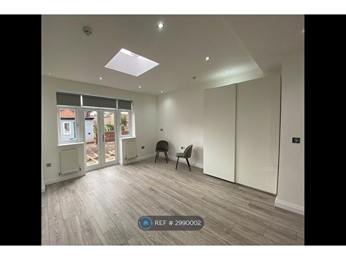 Studio To Rent In Friern Park, London, N12