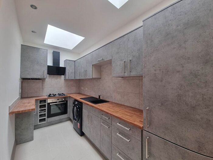 1 Bedroom Flat To Rent In Mayes Road, Wood Green, N22