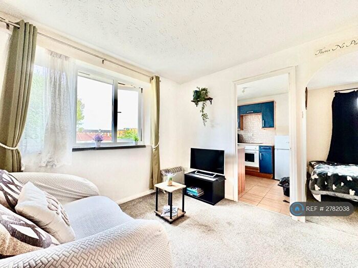 1 Bedroom Flat To Rent In Plumtree Close, London, RM10