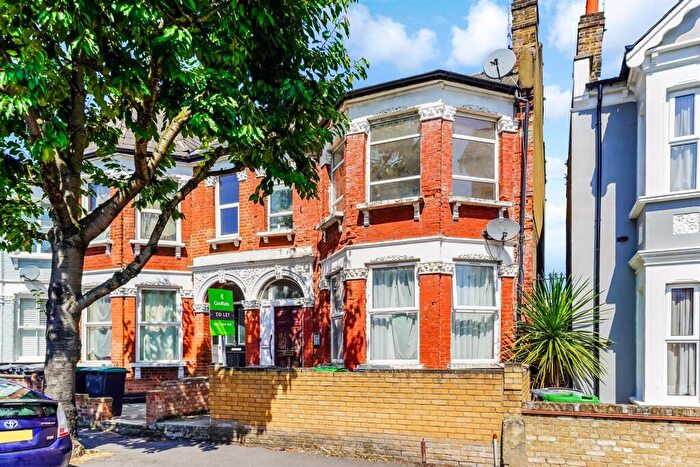 Apartment To Rent In Lausanne Road, Turnpike Lane, N8