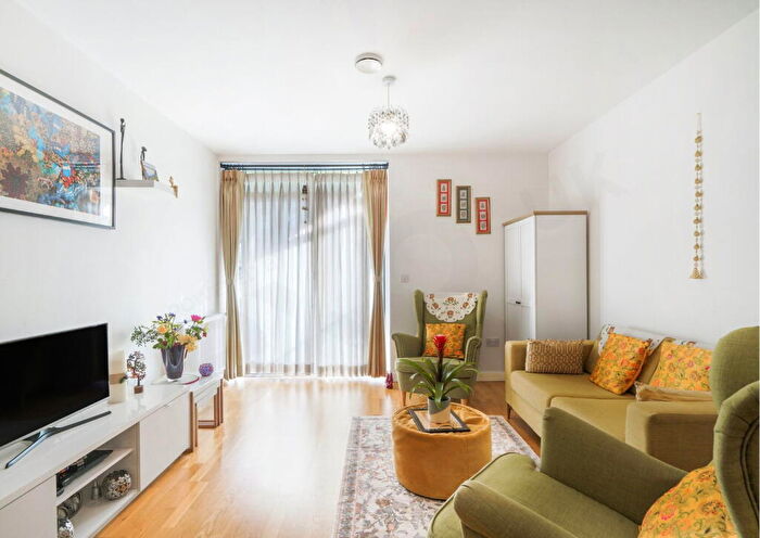 2 Bedroom Flat For Sale In Park Royal, North West London, NW10