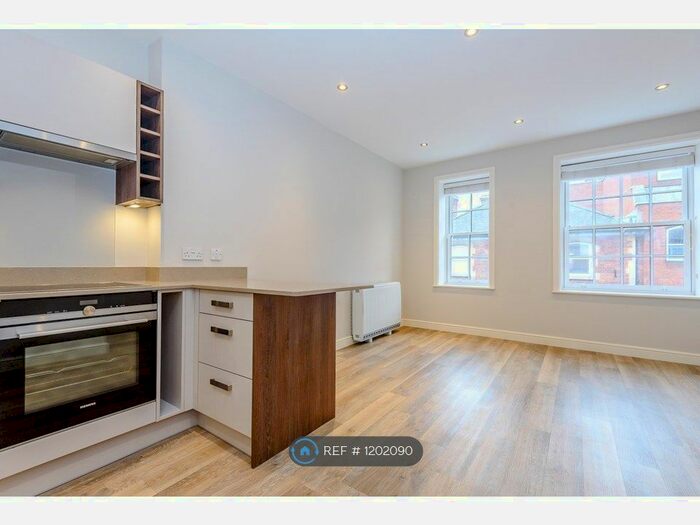 2 Bedroom Flat To Rent In South Street, Farnham, GU9
