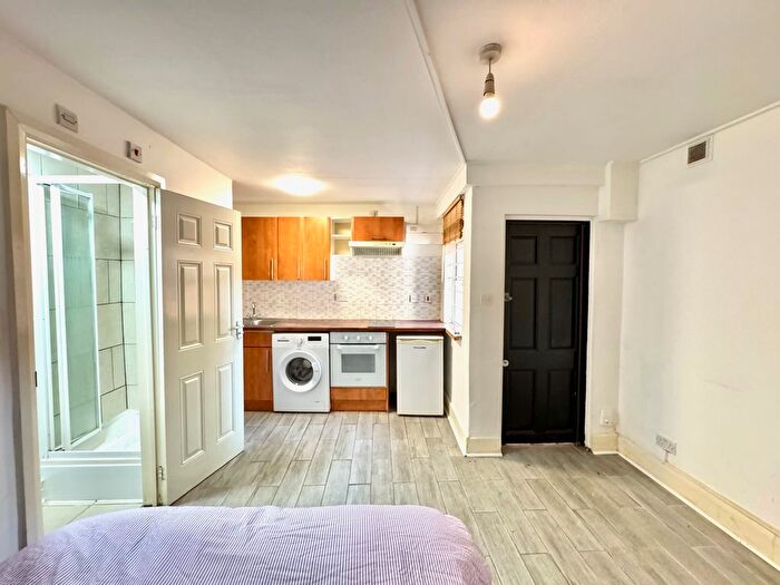 Studio To Rent In West Green Road, London, N15