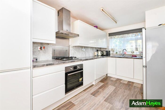 3 Bedroom Apartment For Sale In Font Hills, East Finchley, N2