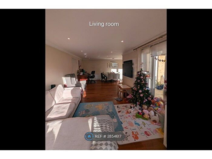 2 Bedroom Flat To Rent In Wellsfield, Bushey, WD23