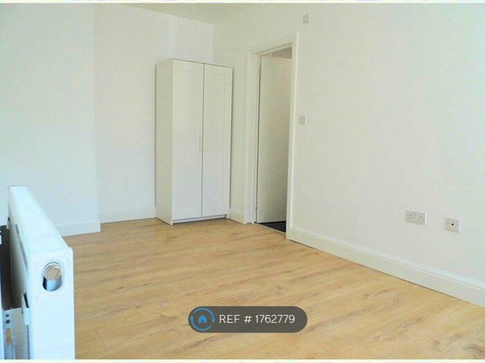 Studio To Rent In Westway, London, W12