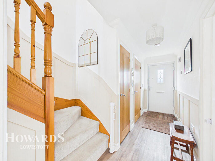 3 Bedroom Detached House For Sale In Coppice Close, Lowestoft, NR32