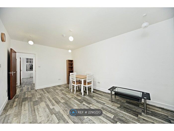 3 Bedroom Flat To Rent In Rydal Road, London, SW16