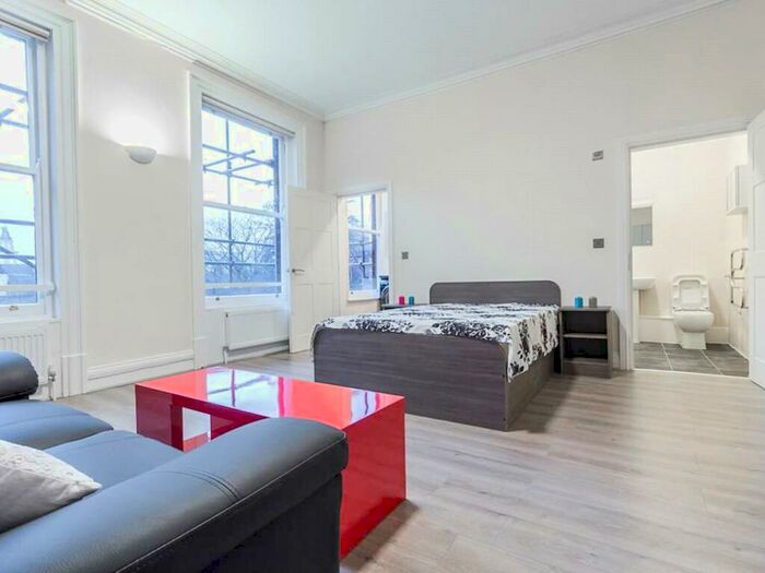 Apartment To Rent In Apt, Queen Square #, LS2