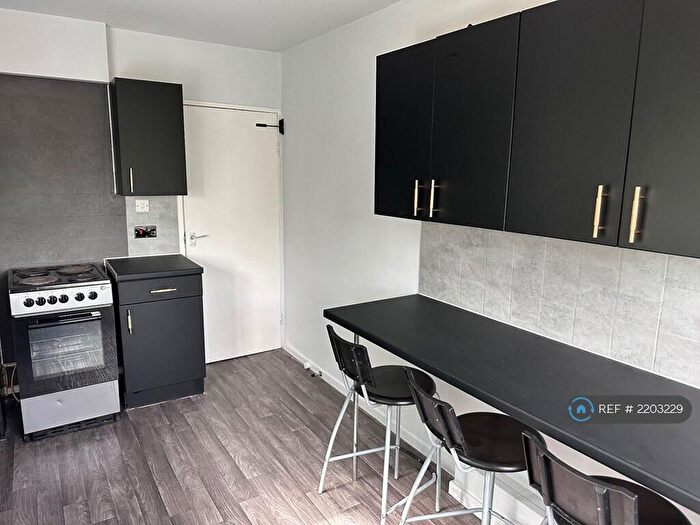 3 Bedroom Flat To Rent In Villiers Close, London, E10