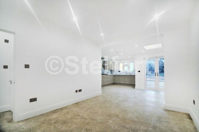 5 Bedroom Semi-Detached House To Rent In Mays Lane, Barnet, EN5