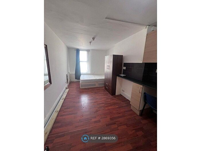 Studio To Rent In Camberwell Church St, London, SE5