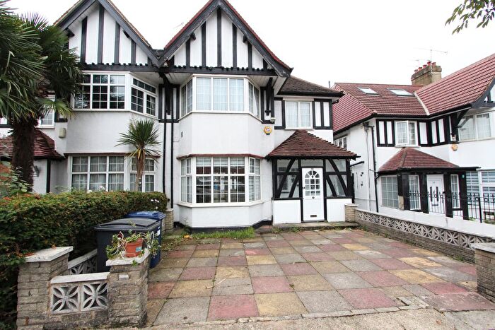 1 Bedroom Semi-Detached House To Rent In Western Avenue, London, NW11