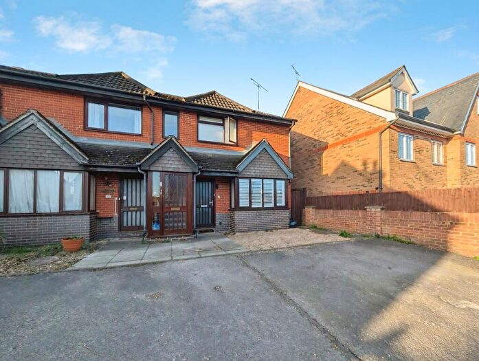 1 Bedroom Maisonette For Sale In Cambridge Road, Crowthorne, Berkshire, RG45