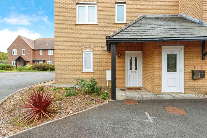 2 Bedroom Flat For Sale In Olivia Close, Poole, BH16