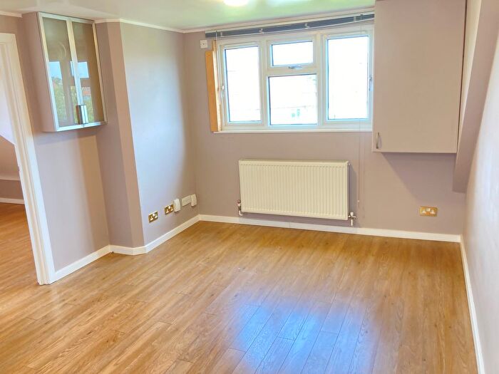 1 Bedroom Flat To Rent In Very Near West Acton Tube Area, West Acton, W3