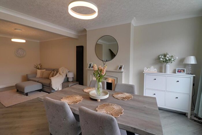 3 Bedroom Semi-Detached House For Sale In Welwyn Park Drive, Hull, HU6