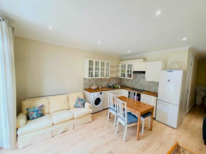 1 Bedroom Flat To Rent In Clifton Gardens, Golders Green, NW11