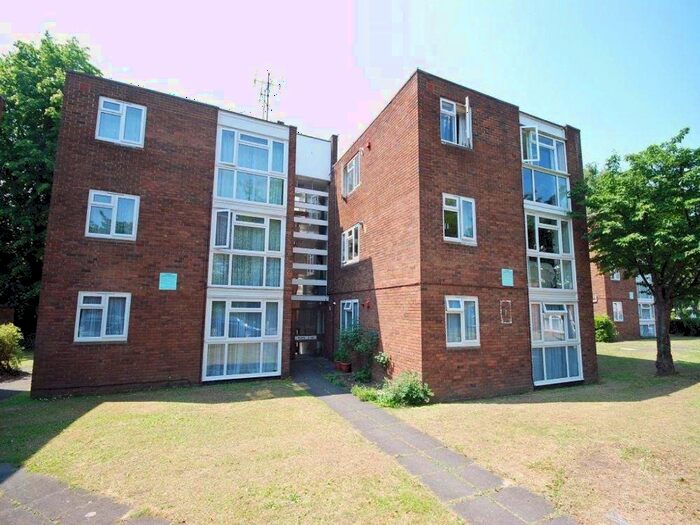 2 Bedroom Flat To Rent In Alexander Close, Twickenham, TW2
