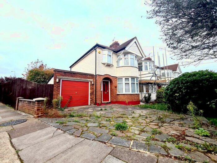 4 Bedroom Detached House To Rent In Dimsdale Drive, Enfield EN1