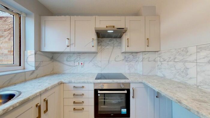 2 Bedroom Flat To Rent In Cleave Avenue, Hayes, UB3