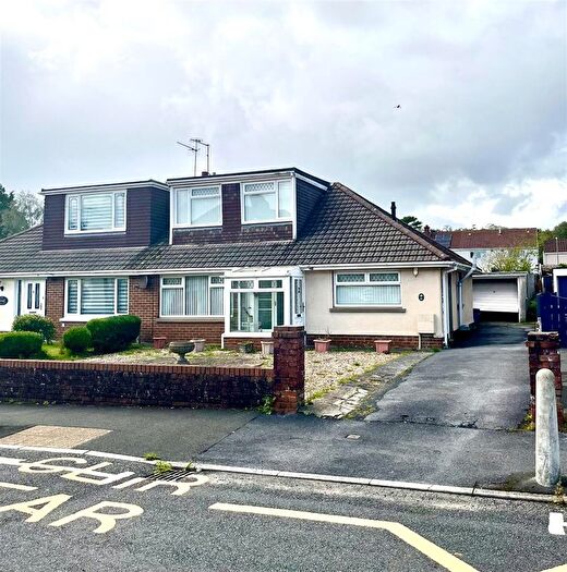3 Bedroom Semi-Detached Bungalow For Sale In Denham Avenue, Llanelli, SA15