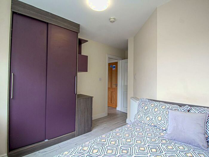 1 Bedroom Apartment To Rent In Headingley Lane, Leeds, West Yorkshire, LS6