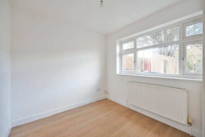 2 Bedroom Flat To Rent In Heron Close, Walthamstow, London, E17