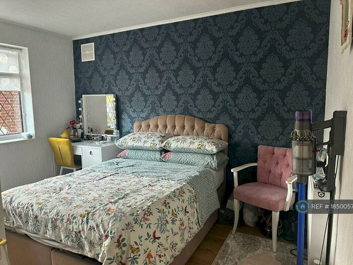 2 Bedroom Maisonette To Rent In Wickham Close, Enfield, EN3