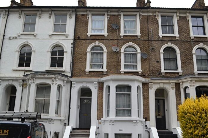 3 Bedroom Flat To Rent In Landor Road, Clapham North, London, SW9