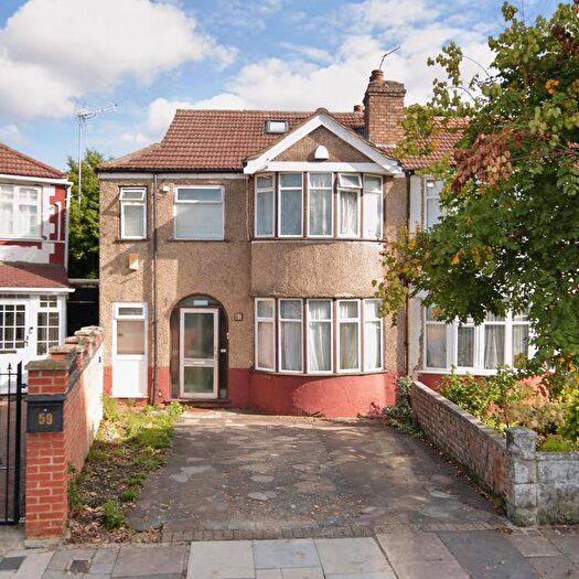 Studio To Rent In Woodhouse Avenue, Perivale, Greenford, UB6