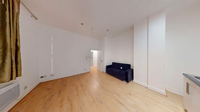 1 Bedroom Flat To Rent In Aldridge Court, - High Street, London, W3