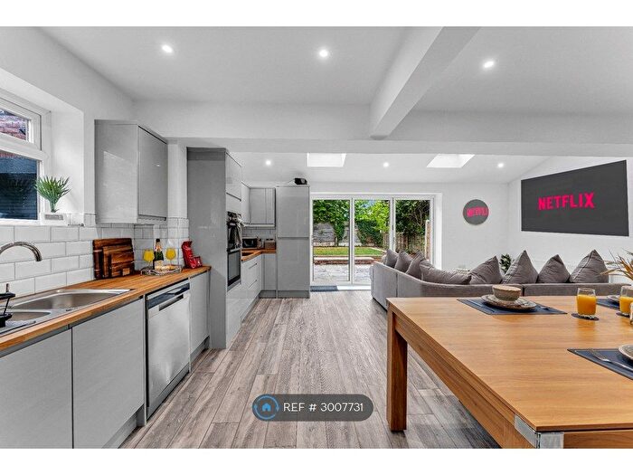 5 Bedroom Semi Detached House To Rent In Laurel Avenue, Oldham, OL9