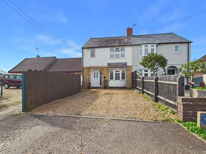 3 Bedroom Semi-Detached House For Sale In High Street, Silverstone, NN12