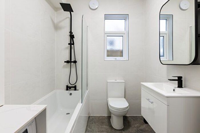 2 Bedroom Flat To Rent In Cannon Hill Lane, London, SW20