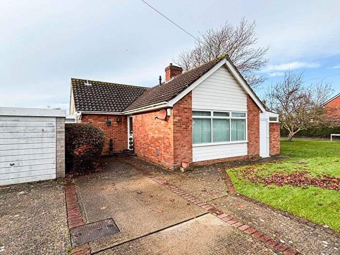 2 Bedroom Bungalow For Sale In West Meads, Bognor Regis, PO21