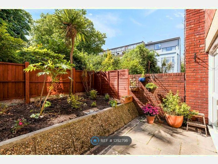 3 Bedroom Flat To Rent In Steadman Court, London, EC1V