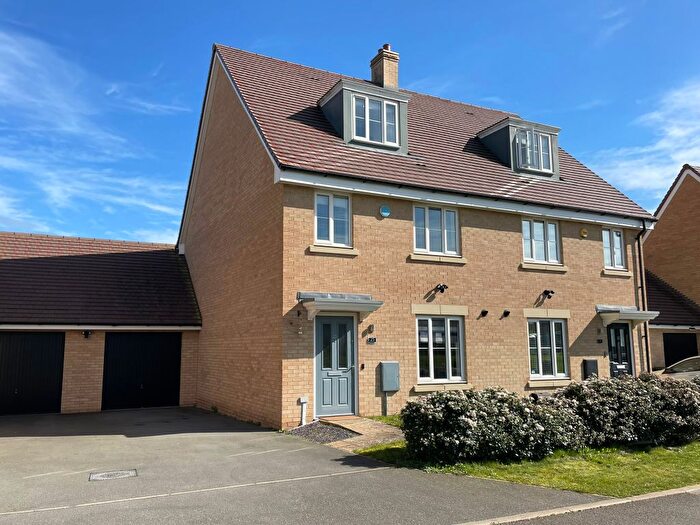 4 Bedroom Semi Detached House For Sale In Thames Bank, Biggleswade, SG18