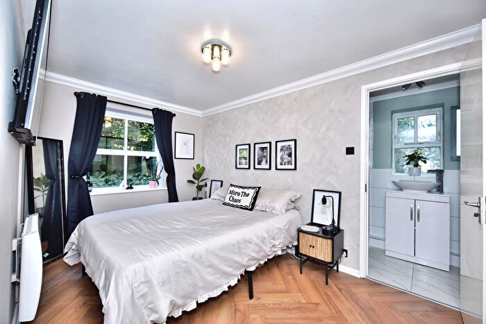 2 Bedroom Flat For Sale In River Bank Close, Maidstone, Kent, ME15