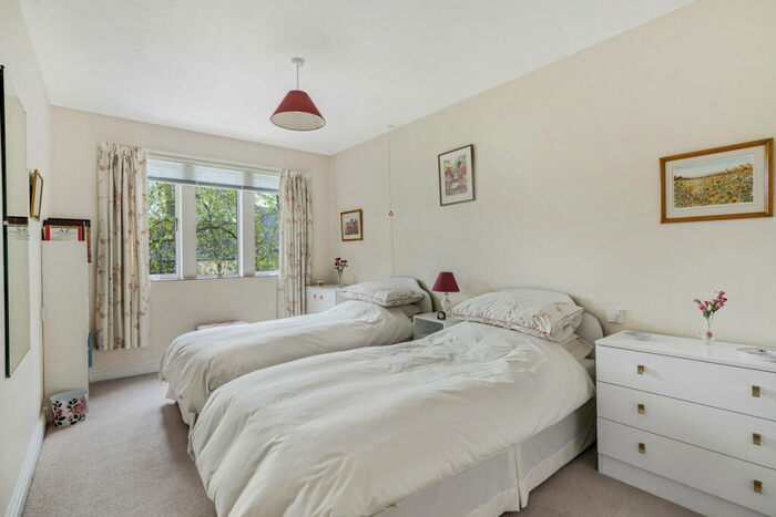 2 Bedroom Apartment For Sale In Kings End, Bicester, OX26