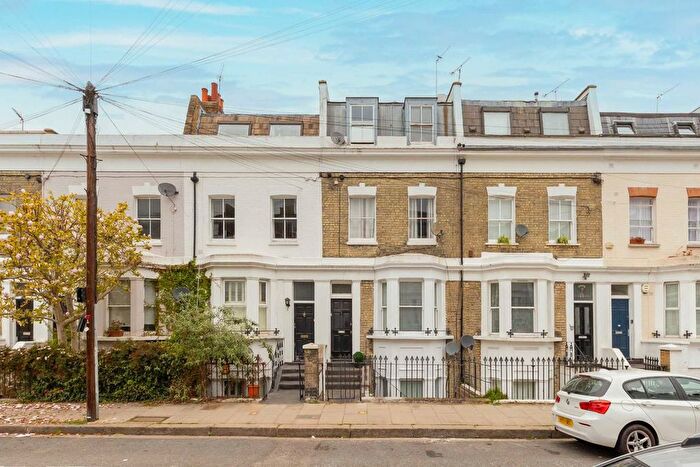 3 Bedroom Flat To Rent In Chesson Road, West Kensington, W14