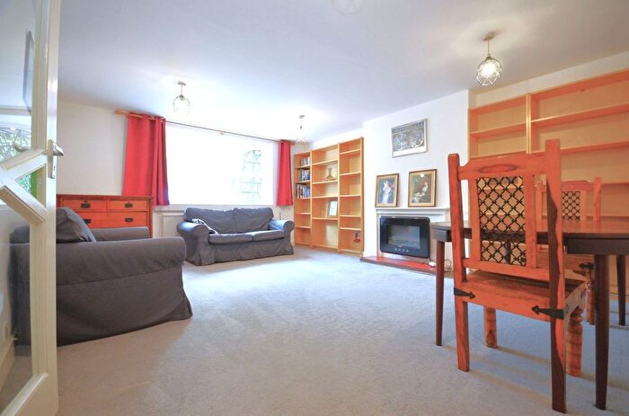 3 Bedroom Flat To Rent In Heathfield Road, London, W3
