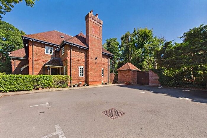 2 Bedroom Flat To Rent In Heath Lodge, Reading Road, Yateley, Hampshire, GU46