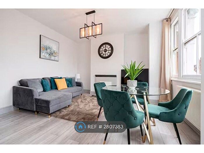 3 Bedroom Flat To Rent In Dunraven Road, London, W12