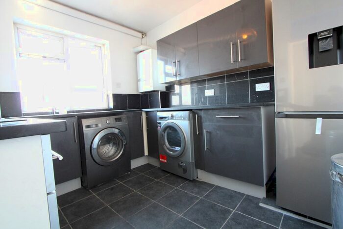 3 Bedroom Flat To Rent In Sheen Road, Richmond, TW9