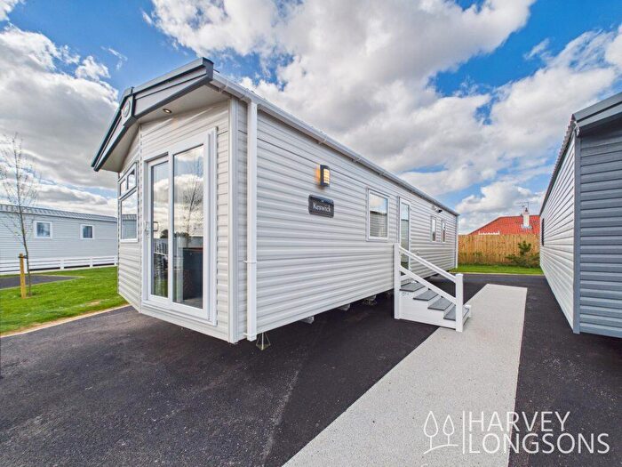 2 Bedroom Park Home For Sale In Pakefield Holiday Park, NR33